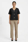 Blusa Texturizada Escote en V Manga Corta con 3 Botones de Perla Negra DAZY
