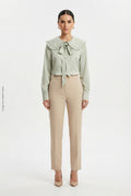 Blusa de Manga Larga con Cuello Volante y Lazo en Verde Salvia DAZY
