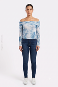 Top de malla tie dye azul hombros descubiertos manga larga casual chic DAZY